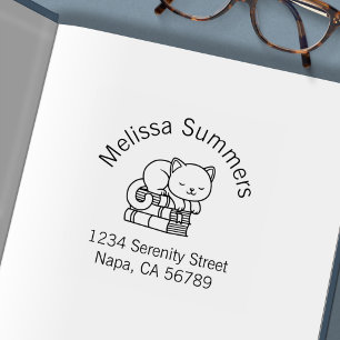 Carimbo Auto Entintado Gato Feliz Pilha de Livros Arco Endereço