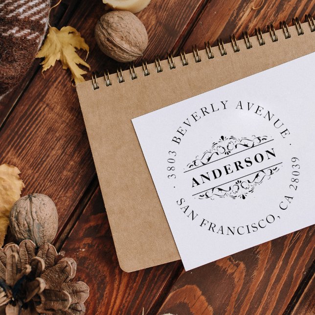 Carimbo Auto Entintado Nome da família | Red Flourish Round Endereço de d (Criador carregado)