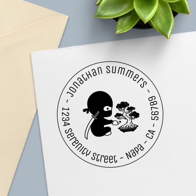 Carimbo Auto Entintado Tiny Ninja Watering Bonsai Tree Round Address (Criador carregado)