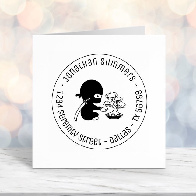 Carimbo Auto Entintado Tiny Ninja Watering Bonsai Tree Round Endereço (Criador carregado)