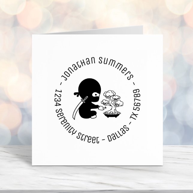 Carimbo Auto Entintado Tiny Ninja Watering Bonsai Tree Round Endereço 2 (Criador carregado)