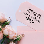 Carimbo Auto Entintado Vintage Botanical Na moda Personalizado Por<br><div class="desc">Um carimbo para os seus produtos feitos à mão ou arte. O carimbo contém "HANDMADE WITH LOVE BY" em tipografia estilo vintage e um galho botânico arrojado. Personalize com o seu nome na caligrafia rustica. Clique em "Personalizar este modelo" para alterar o texto. Visite nossa loja para mais designs!</div>