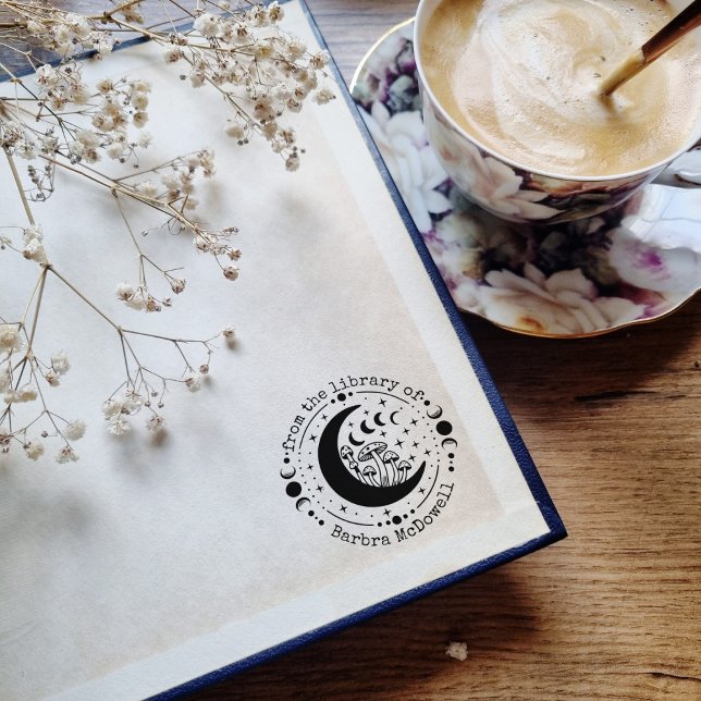 Carimbo De Borracha Da Biblioteca Da Lua E Cogumelos Ex Libris (From the library of - round stamp with moon phases, moon, and stars and mushrooms)