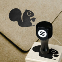 Esquilo de floresta em bruto com casca