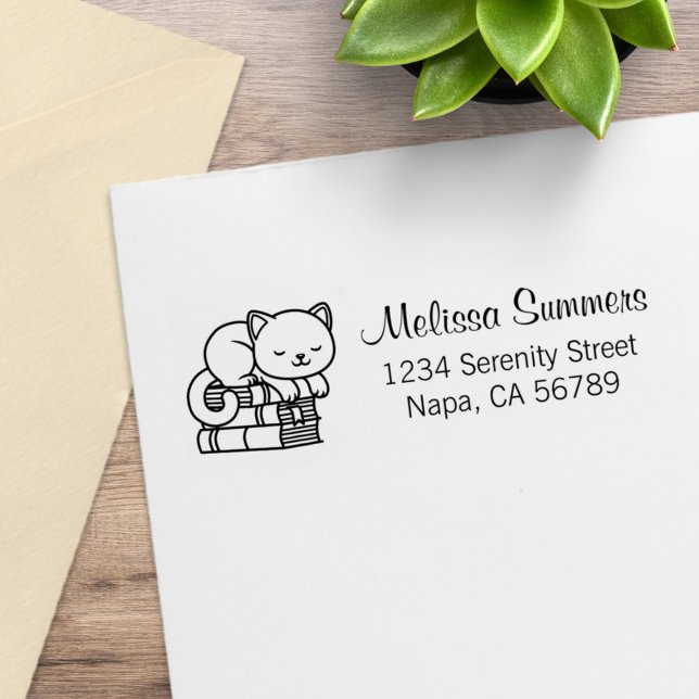 Carimbo De Borracha Gato Feliz em cima do Endereço da Pilha de Livros (Criador carregado)