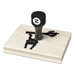 Carimbo De Borracha macaco pendurando árvore verde