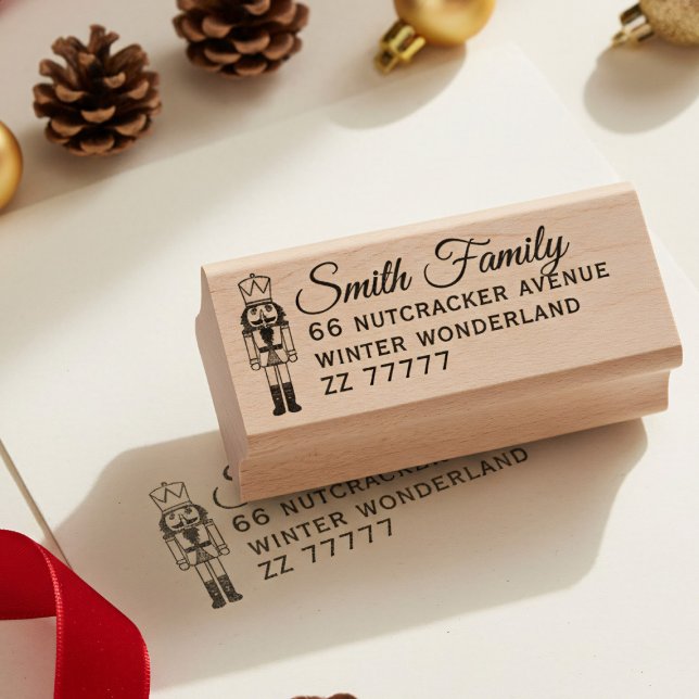 Carimbo De Borracha Nome da Família Nutcracker Endereço de Devolução C (Elevate your holiday mail and crafts with this charming nutcracker stamp. Add your name and address)