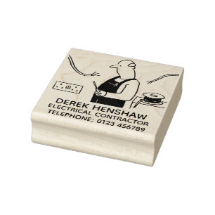 Carimbo De Borracha O eletricista está olhando vários fios