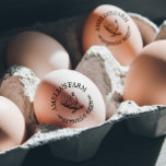 Carimbo De Borracha Ovo de Galinha Vintage Personalizado<br><div class="desc">Personalize facilmente esta galinha de fazenda com o selo de borracha de ovos orgânicos com o logotipo da sua própria empresa, ou deixe esta ilustração deliciosa e simples de frango desenhado à mão. Adicione seu próprio logotipo, imagem e texto e crie seu próprio design gráfico quente e rústico. Perfeito para...</div>