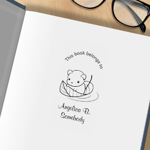 Carimbo De Borracha Rato Bonito Flutuando em uma Placa de Folha