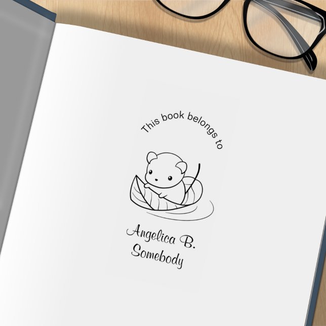 Carimbo De Borracha Rato Bonito Flutuando em uma Placa de Folha (Criador carregado)