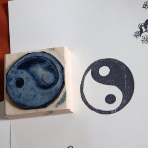 Carimbo De Borracha Símbolo Yin Yang Dark and Light
