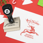 Carimbo De Borracha Vintage Name E Christmas Reindeer Liniar<br><div class="desc">Este selo de borracha de vintagem nostálgica tem um nome personalizável e um design de vintage com uma gravação linear de areia. O nome personalizável é escrito em simples tipografia sans-serif. Este selo é perfeito para o correio da época de Natal.</div>