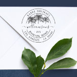 Carimbo De Borracha Vintage Tropical Christmas Return Endereço<br><div class="desc">Este selo de Natal tropical redondo apresenta um quadro duplo quebrado em dois. No topo está a leitura Feliz Feriados, que você pode facilmente transformar em Feliz Natal ou Saudações da Estação. Na parte inferior há um endereço. Tudo em uma fonte elegante e vintage. O centro do carimbo contém palmeiras...</div>
