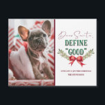 Caros Papais noeis Definem a Foto de Natal "Boa"<br><div class="desc">Caros Papais noeis Definem a "Boa" Fotografia de Natal e Tipografia Graves com Diversão de Feriado para o Pai Natal, arco de fita vermelha com ramos de maleta e texto de roteiro em vermelho e verde. Uma citação engraçada e fofa para Natal, feriados e época de inverno. Quem foi malvado...</div>