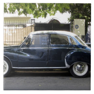 Carro Audi antigo, mas muito bem conservado.
