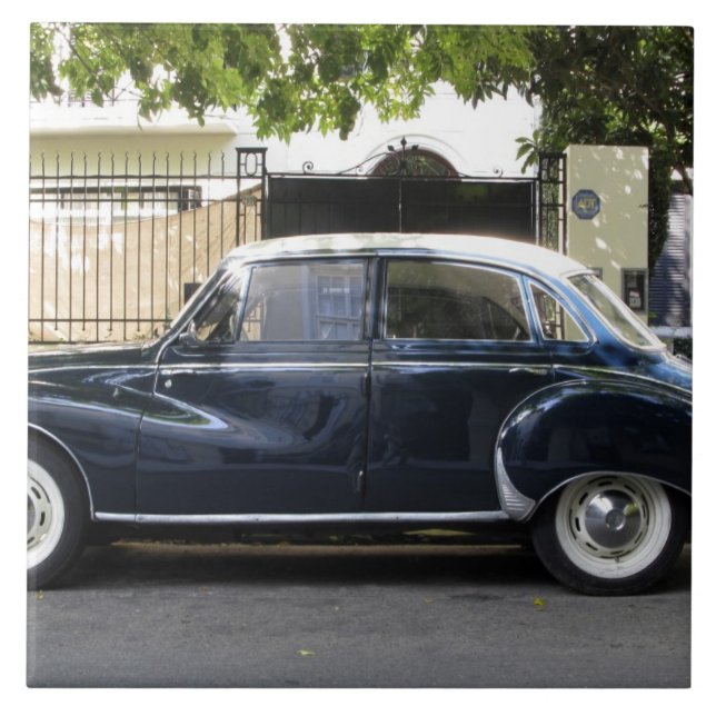 Carro Audi antigo, mas muito bem conservado. (Frente)