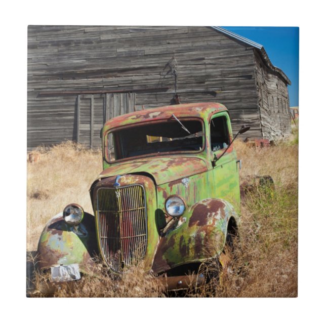 Carro enferrujado em frente a fazenda abandonada (Frente)