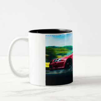 Carro esportivo da década de 2000 na caneca de caf