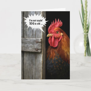 Cartão 104.º Aniversário Rooster A Olhar À Volta Da Porta
