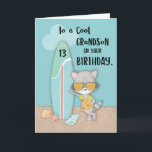 Cartão 13 anos, neto Birthday Beach Funny Legal Raccoon<br><div class="desc">Este cartão torna o dia do seu neto mais feliz e mais engraçado do que já é. Porquê? Porque este pode ser o cartão de cartões de aniversários mais engraçado que você pode dar a ele. Aquele guaxinim legal na frente é um golpe para ele.</div>