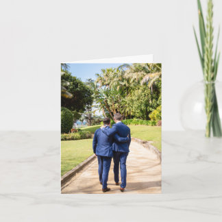 Cartão 2 Homens andando segurando um ao outro - design po