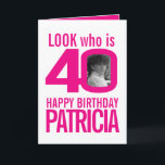 Cartão 40th Happy Birthday 2 fotos cor-de-rosa<br><div class="desc">Diversão 40ª edição, rosa quente e personalizada branca, do cartão de aniversário do marco. Personalize este cartão de aniversário com uma fotografia da aniversariante no meio do número 0, tanto no lado de fora como no flape de dentro. Excelente para adicionar diversão rosa a um marco de quarenta anos. Outros...</div>