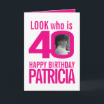 Cartão 40th Happy Birthday 2 fotos cor-de-rosa<br><div class="desc">Diversão 40ª edição, rosa quente e personalizada branca, do cartão de aniversário do marco. Personalize este cartão de aniversário com uma fotografia da aniversariante no meio do número 0, tanto no lado de fora como no flape de dentro. Excelente para adicionar diversão rosa a um marco de quarenta anos. Outros...</div>