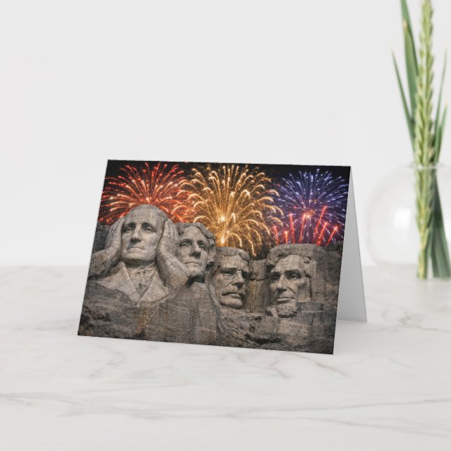 Cartão 4 de Julho Humor de Mount Rushmore com Fogos de Ar (Frente)