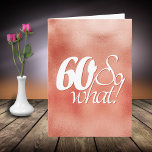 Cartão 60 Então, que roteiro de metal Dourado, 60º aniver<br><div class="desc">60, então, que placa de aniversário de 60 anos de metal Dourado com script. Engraçado e inspirador dizer 60, então o que está na escrita branca num fundo rosa de ouro metálico. Perfeito para uma pessoa com senso de humor. Você pode alterar o número de idade e adicionar o dentro...</div>