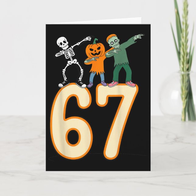 Cartão 67 Meme de Halloween 6 7 Números Seis Sete Esquele (Frente)