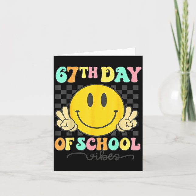 Cartão 67th Day Of School Vibes Groovy Smile Face 67 Six  (Frente)