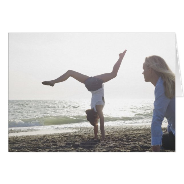 Cartão A adolescente faz um feito ginástica, mãe (Frente Horizontal)