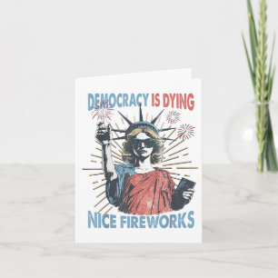 Cartão A Democracia Está Morrendo, Mas Ei Belo Fogos De A