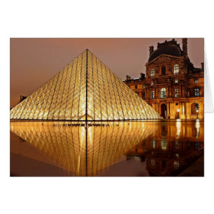 Cartão A pirâmide do Louvre no pátio do Louvre