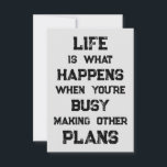 Cartão A Vida É... Citação Motivacional Engraçada<br><div class="desc">"A vida é o que acontece quando você está ocupado Fazer outros planos" citação motivacional engraçada. Um lembrete potente de que podemos criar todo o tipo de objetivos e ambições para o futuro, mas, quando temos uma orientação forte para o futuro, podemos esquecer de viver plenamente entretanto.</div>