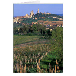Cartão A vila de San Gimignano fica nas colinas ondulante