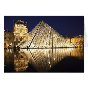 Cartão A vista noturna da Pirâmide de vidro do Museu do