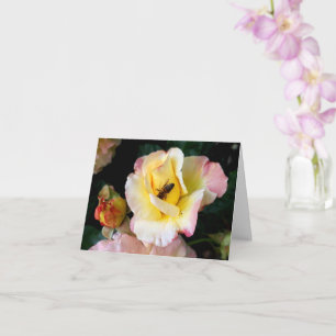 Cartão  Abelha nas flores amarelas cor-de-rosa