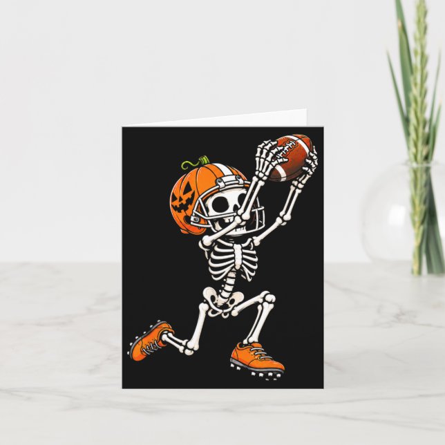 Cartão Abóbora de Halloween esqueleto de futebol (Frente)
