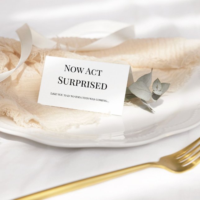 Cartão Agir como surpreendido, madrinha de casamento engr (Criador carregado)