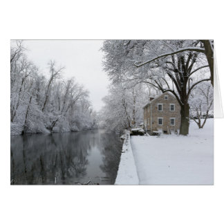 Cartão Ainda casa ao longo da água imóvel na neve