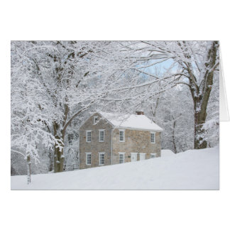 Cartão Ainda casa atrás do banco nevado