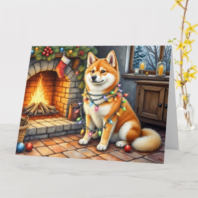 Cartão Akita Sitting by Fireplace with Christmas Lights (Flor Amarela)