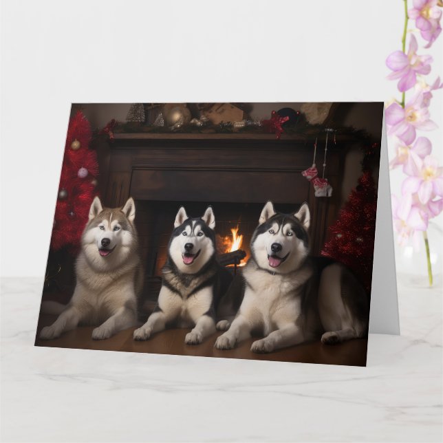 Cartão Alaskan Malamute na Lareira de Natal (Orquídea)