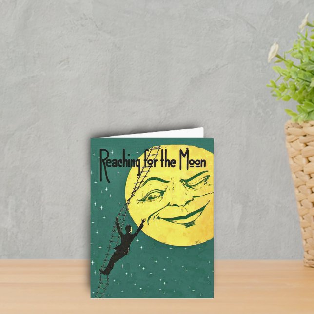 Cartão Alcançar a Placa de Nota da Lua (Man climbing ladder to reach yellow winking moon with face on emerald green with stars notecard.)