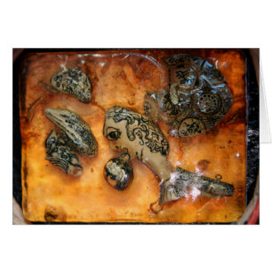 Cartão Algo estranho pego na placa de resina âmbar