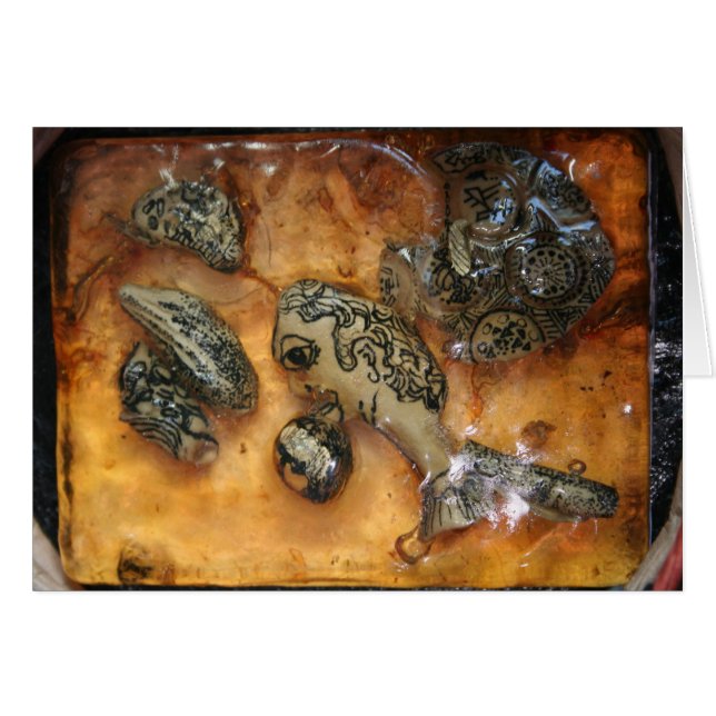 Cartão Algo estranho pego na placa de resina âmbar (Frente Horizontal)