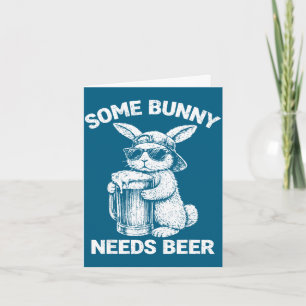 Cartão Algum coelho precisa de cerveja humor engraçado do