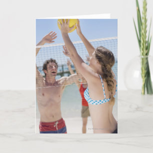 Cartão Amigos jogando vôlei na praia